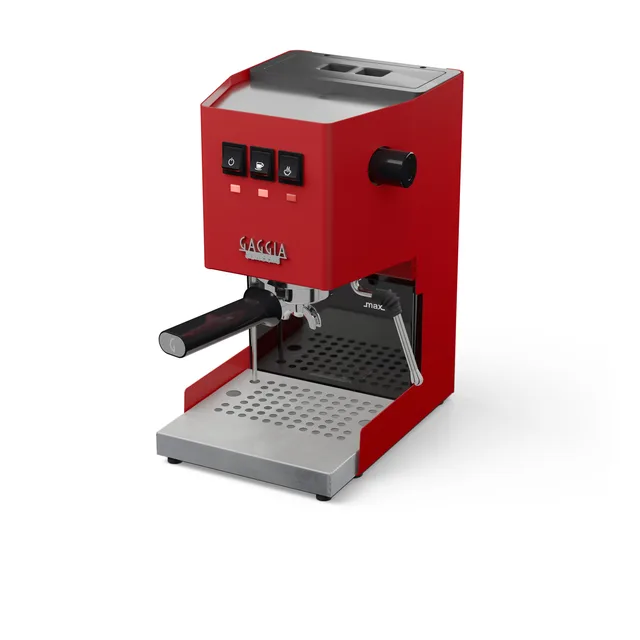 Verlängerte flache Edelstahl-Abtropfschale für Gaggia Classic reicht aus einer roten Gaggia Classic hinaus, auf Weiß