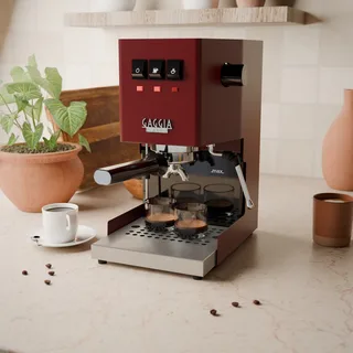 Verlängerte Edelstahlschale mit Espressogläsern und glatter Ablage vorn auf einer Gaggia Classic in der Küche