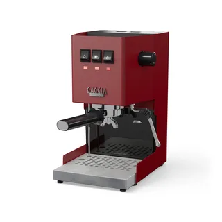 Rote Gaggia Classic mit verlängerter Edelstahlschale, Dreiviertelansicht, auf Weiß