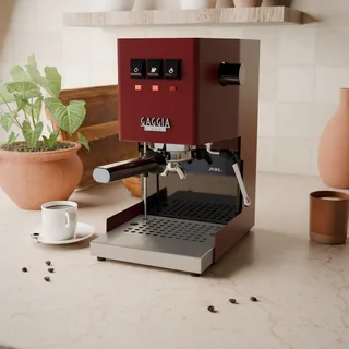 Gaggia Classic mit verlängerter Edelstahlschale und leerem Gitter in der Küche