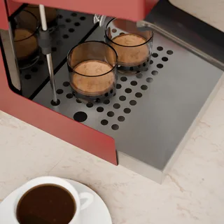 Verlängerte Edelstahlschale von oben mit Espressogläsern und dem Entlüftungsrohr in seinem Loch, in der Küche