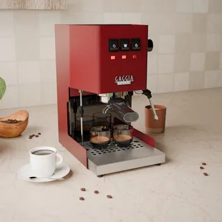 Rote Gaggia Classic mit verlängerter Edelstahlschale von links in der Küche