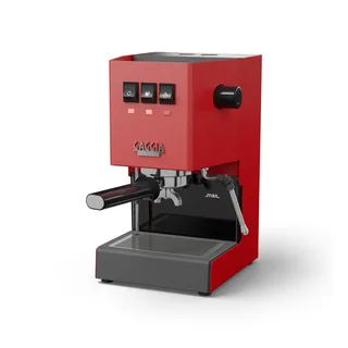 Rote Gaggia Classic mit Edelstahl-Abtropfgitter, Dreiviertelansicht, auf Weiß