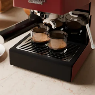 Nahaufnahme zweier Espressogläser auf dem geschlitzten Edelstahlgitter in der Küche