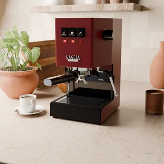 Gaggia Classic mit Edelstahl-Abtropfgitter und nichts darauf in der Küche