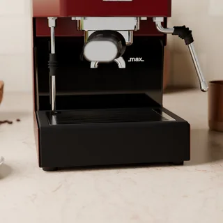 Niedrige Frontansicht des Edelstahlgitters auf der Original-Gaggia-Classic-Schale in der Küche