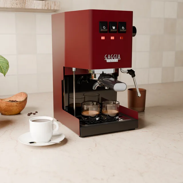 Langes Entlüftungsrohr reicht bis in die Abtropfschale einer roten Gaggia Classic in der Küche