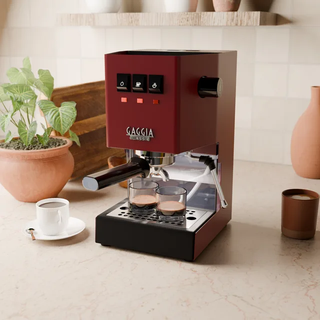 Rote Gaggia Classic mit vom LED-Beleuchtungsset beleuchtetem Wassertank in der Küche