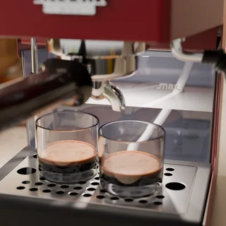Primer plano del depósito de agua iluminado detrás del grupo y dos vasos de espresso en una cocina