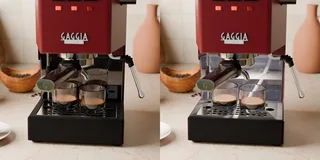 Depósito de agua de una Gaggia Classic con la luz LED apagada y encendida, uno junto al otro, en una cocina