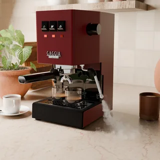 Rote Gaggia Classic lässt Dampf aus der Einlochdüse in der Küche ab
