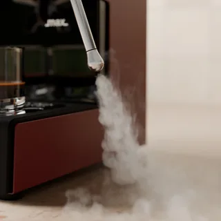 Nahe Ansicht von Dampflanze und Einlochdüse mit Dampfstrahl in der Küche