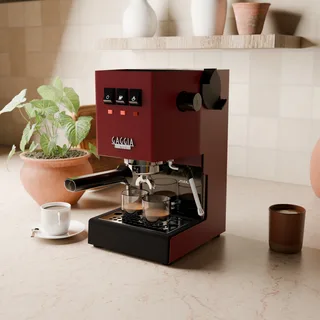 Leerer magnetischer Halter an der Seitenwand einer roten Gaggia Classic in der Küche