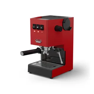 Rote Gaggia Classic mit leerem magnetischem Halter an der rechten Seitenwand, auf Weiß