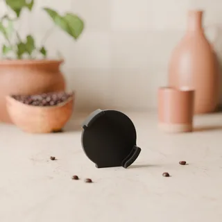 Der magnetische Halter allein stehend von vorn auf einer Steinarbeitsplatte in der Küche