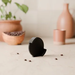 Der magnetische Halter in vorderer Dreiviertelansicht auf einer Steinarbeitsplatte in der Küche