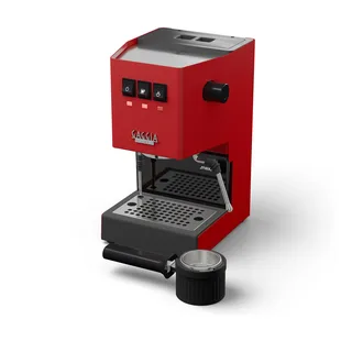 Siebträgerständer für Gaggia Classic hält den Siebträger neben einer roten Gaggia Classic, auf Weiß
