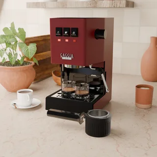 Schwarzer Siebträgerständer mit Gaggia-Siebträger vor der Maschine in der Küche
