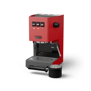Rote Gaggia Classic mit Ständer und Siebträger auf der Arbeitsplatte davor, auf Weiß
