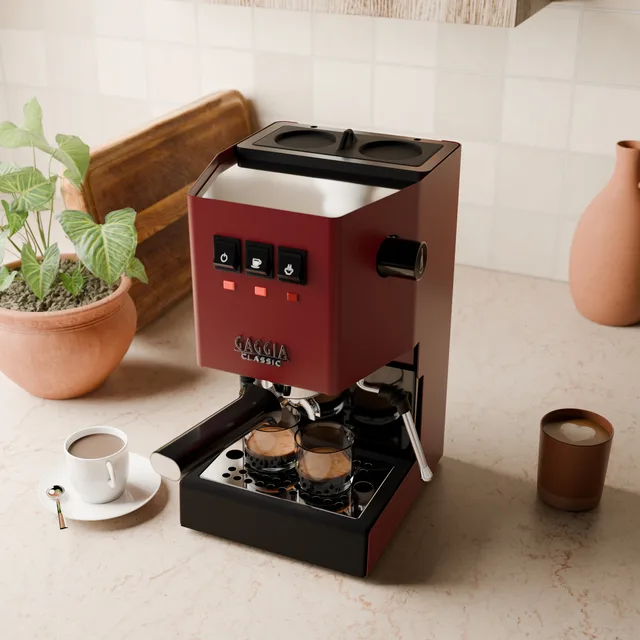 Schwarzer Wassertankdeckel mit zwei runden Aussparungen oben auf einer roten Gaggia Classic in der Küche