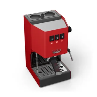 Gaggia Classic rosso da un'angolazione alta con il coperchio del serbatoio sopra, su bianco