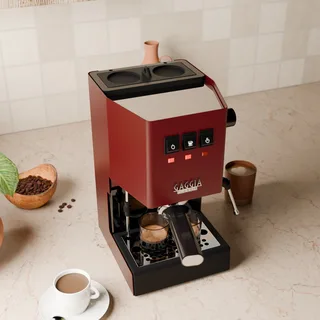 Gaggia Classic rosso con il coperchio del serbatoio visto da un'angolazione alta frontale, in cucina