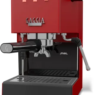 Avant d'un Gaggia Classic rouge avec le rehausseur posé sous le réservoir d'eau, sur fond blanc