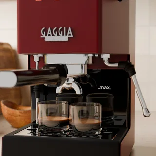 Avant d'un Gaggia Classic rouge avec le rehausseur posé sous le réservoir, en cuisine