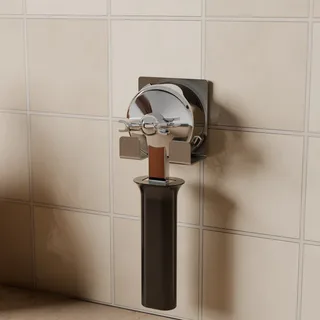 Einzelner Wandhalter an einem gekachelten Fliesenspiegel mit Siebträger darin, in der Küche