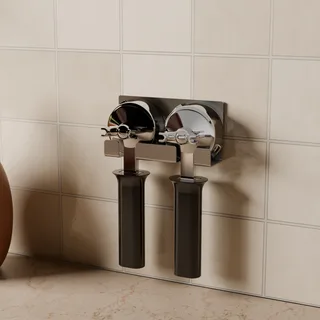 Doppelter Wandhalter an einem gekachelten Fliesenspiegel mit zwei Siebträgern darin, in der Küche
