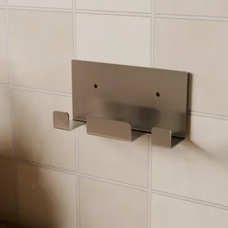 Leerer doppelter Wandhalter an einem gekachelten Fliesenspiegel im Winkel in der Küche