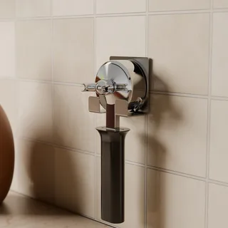 Einzelner Wandhalter mit Siebträger von der Seite an einer gekachelten Wand in der Küche