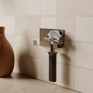 Doppelter Wandhalter mit Siebträger von der Seite an einer gekachelten Wand in der Küche