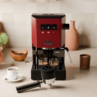 Spirograph-WDT-Tool auf einem Siebträger vor einer roten Gaggia Classic in einer Küche