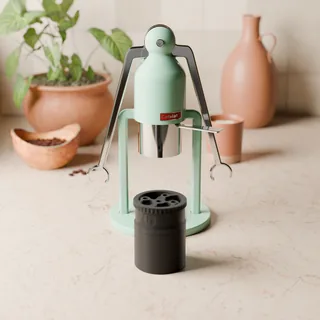 WDT-Tool für Cafelat Robot auf einer Küchenarbeitsplatte vor einem mintfarbenen Robot