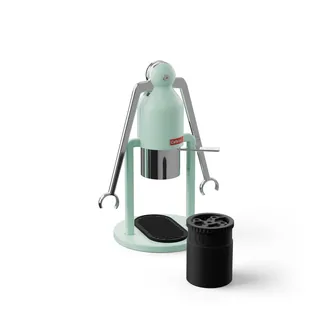 WDT-Tool neben einem mintfarbenen Cafelat Robot, auf Weiß