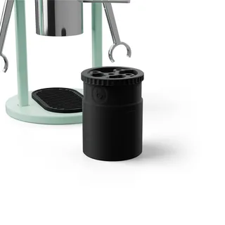 WDT-Tool nahe an der Brühgruppe eines Cafelat Robot, auf Weiß
