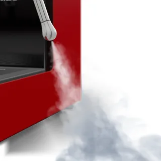 Nahe Ansicht der Einlochdüse an der Dampflanze mit einem Dampfstrahl, auf Weiß