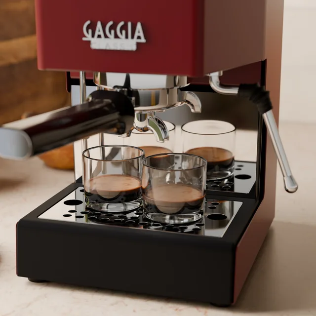 Rote Gaggia Classic mit dem Wassertankspiegel in der Küche, Espressogläser spiegeln sich darin