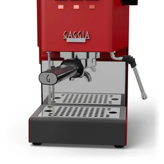 Frontansicht einer roten Gaggia Classic mit dem Spiegel über dem Wassertank, auf Weiß