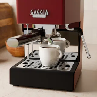 Rote Gaggia Classic in der Küche mit einer weißen Tasse auf der Abtropfschale vor dem Spiegel
