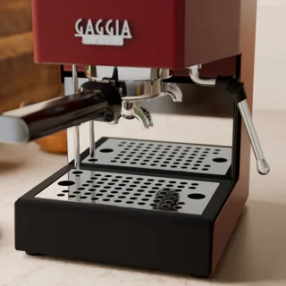 Rote Gaggia Classic in der Küche mit leerer Abtropfschale und dem Spiegel auf dem Tank