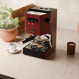 Rote Gaggia Classic in der Küche mit Spiegel und Wassertank-Erhöhung, Gläser auf der Schale