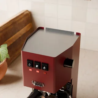 Satinierte Abdeckung auf einer roten Gaggia Classic in der Küche, schräg von oben gesehen