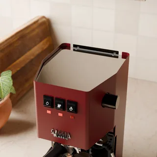 Glänzende Abdeckung (Spiegel) auf einer roten Gaggia Classic in der Küche, schräg von oben gesehen