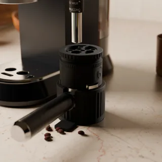Verstellbares Spirograph-WDT-Tool für De'Longhi Dedica – auf einem Siebträger vor einer De'Longhi Dedica in einer Küche