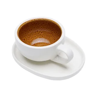 Braune Latte-Tasse und ovale Untertasse auf Weiß, innen bernsteinbraun gesprenkelte Glasur, Henkel rechts