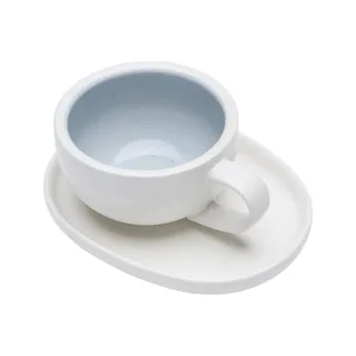 Blaue Latte-Tasse und ovale Untertasse auf Weiß, innen hellblaue Glasur, gebogener Henkel rechts
