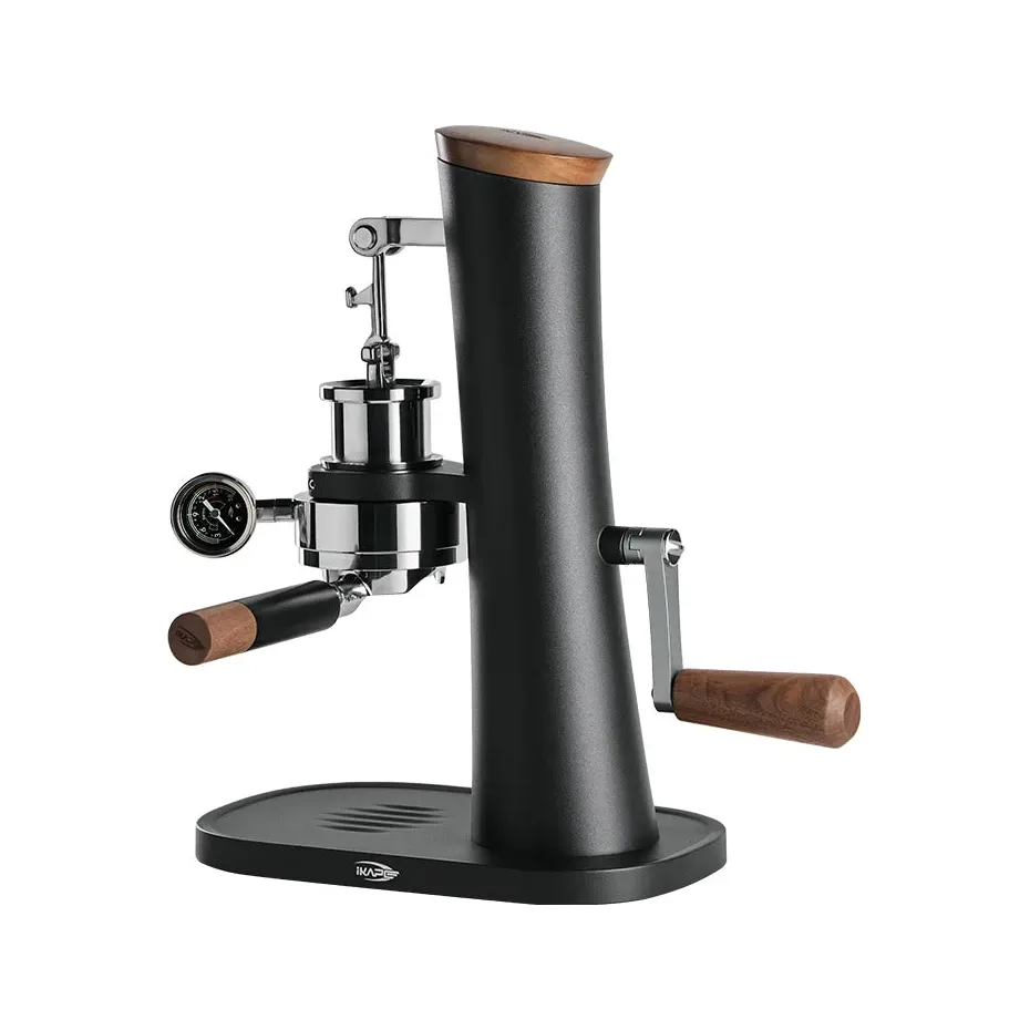 IKAPE Alkaid manuelle Espressomaschine Kurbel, schwarz, Seitenansicht mit Manometer und E61-Brühgruppe