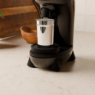 Kit de Acabado de Base para Niche Zero – primer plano de la base negra, en una cocina